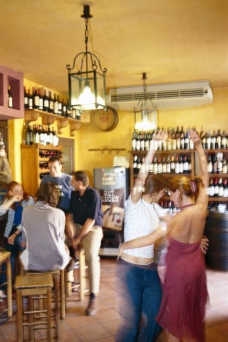 Menschen tanzen im Weinlokal Bodeguita, Avila, Kastilien, Spanien, Europa