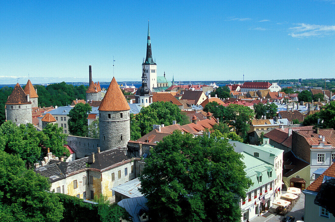 Altstadt von Tallinn, von der Rohukohtuterrasse aus gesehen. Vorne die Türme der Befestigungsmauer, dahinter das Michaelskloster und die Olaikirche, Tallinn, Estland