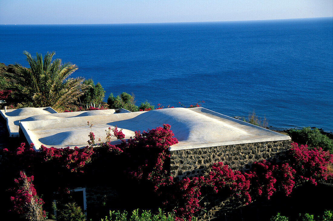 Dächer von Ferienhäusern im Sonnenlicht, Pantelleria, Italien, Europa