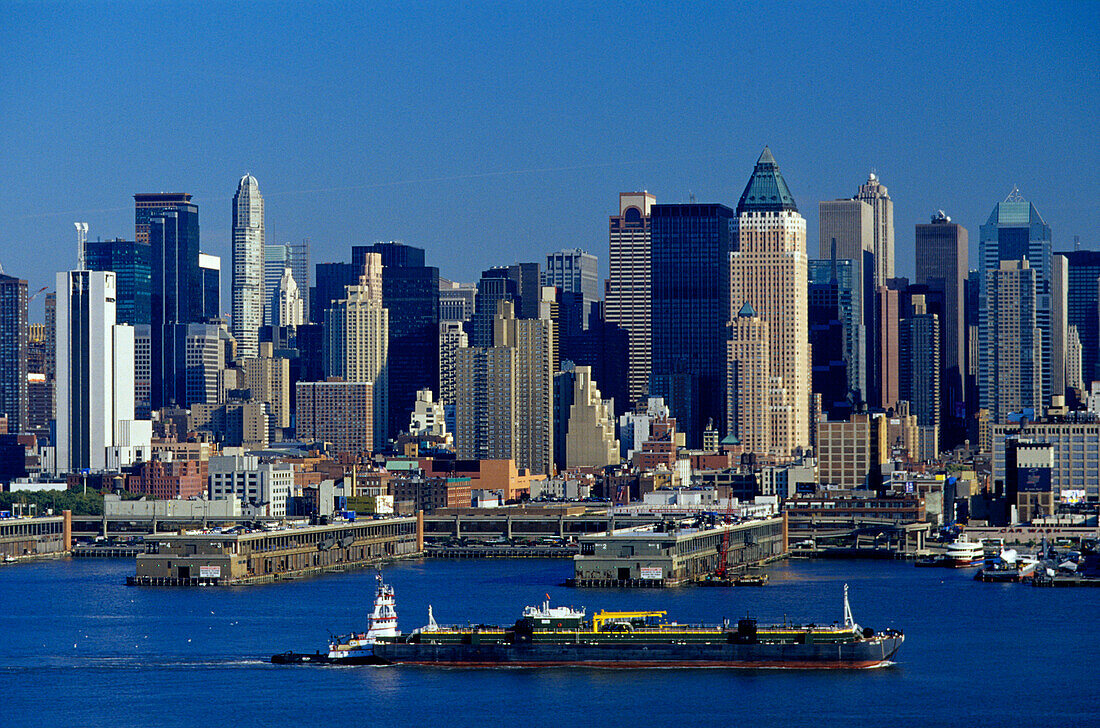 Blick auf Hafen und Hochhäuser am Hudson Fluss, Manhattan, New York, USA, Amerika
