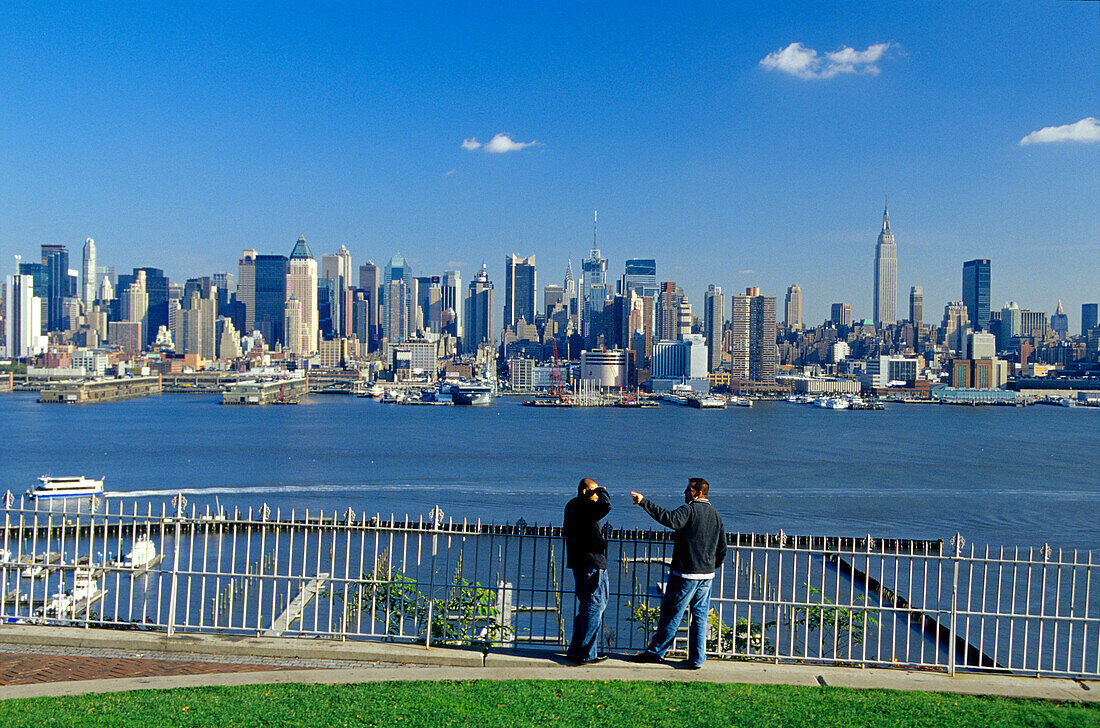 Menschen stehen am Weehawken Cliff am Hudson River, Manhattan, New York, USA, Amerika