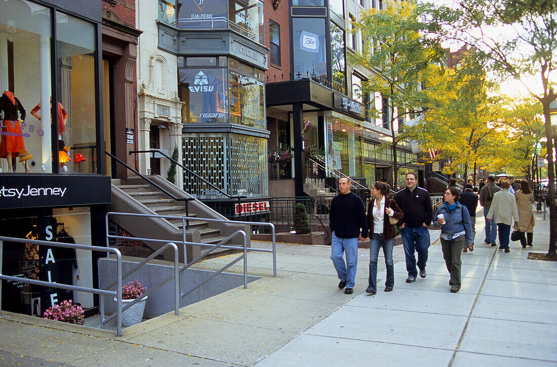 Menschen bummeln durch die Newbury Street, Boston, Massachusetts, United States, USA, Amerika