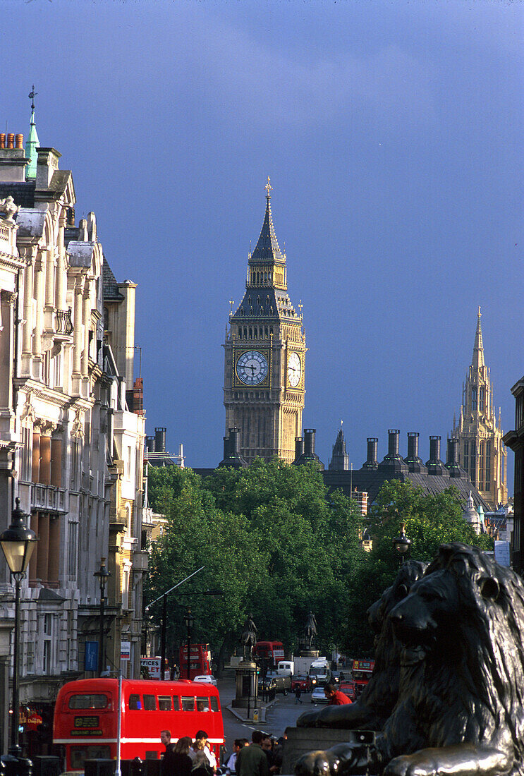 Trafalgar Square mit Big Ben, London Großbritanien