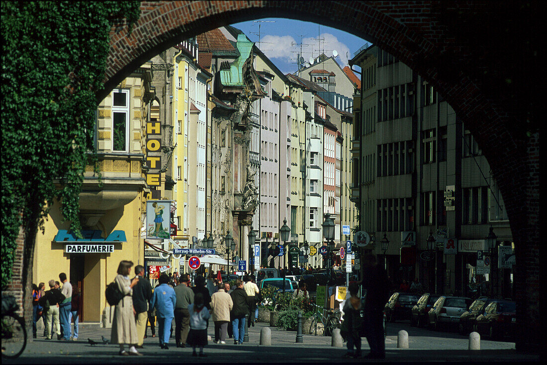 Blick durch Sendlinger Tor, Sendlinger Strasse, Muenchen Bayern, Deutschland