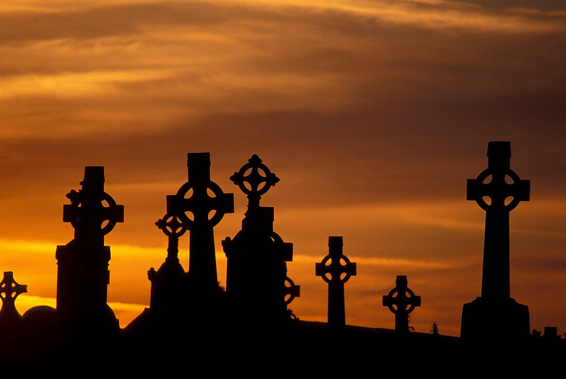Keltische Kreuze vor Abendhimmel, Klosterruine Clonmacnoise, County Offaly, Irland, Europa