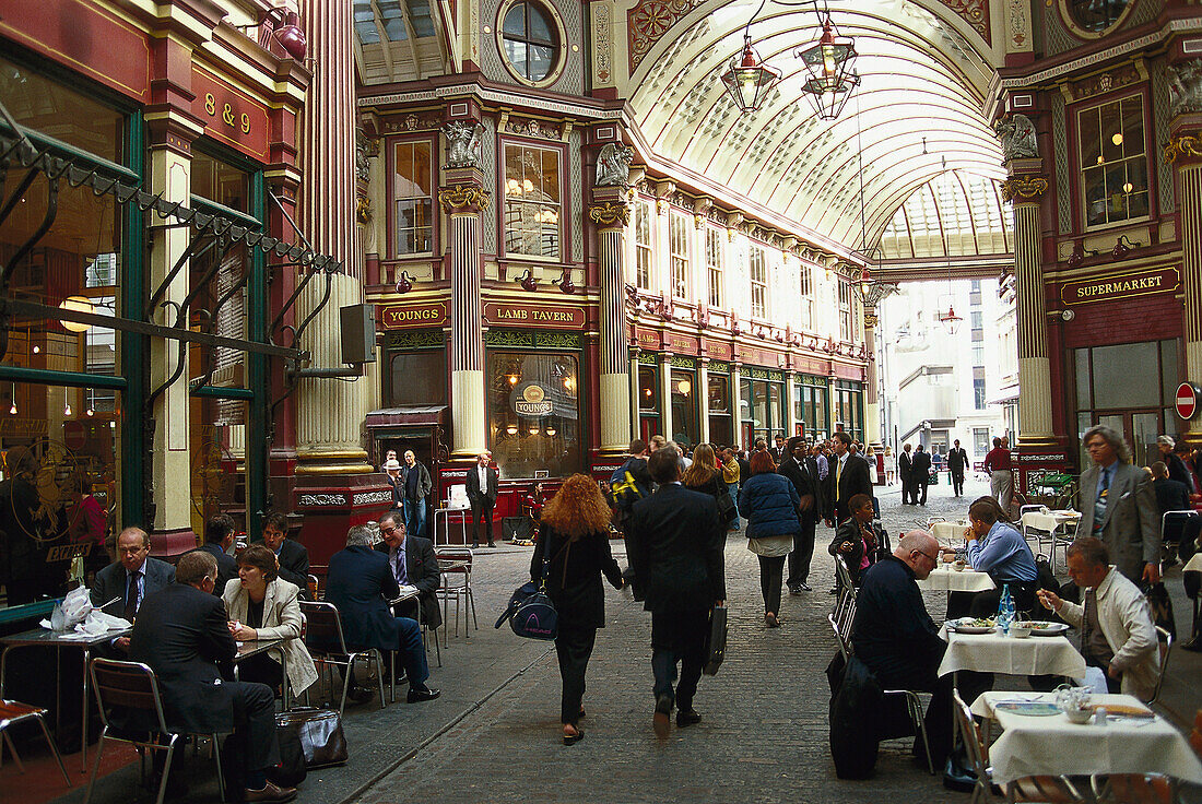Menschen in der Einkaufspassage Leadenhall Market, London, Großbritannien, Europa