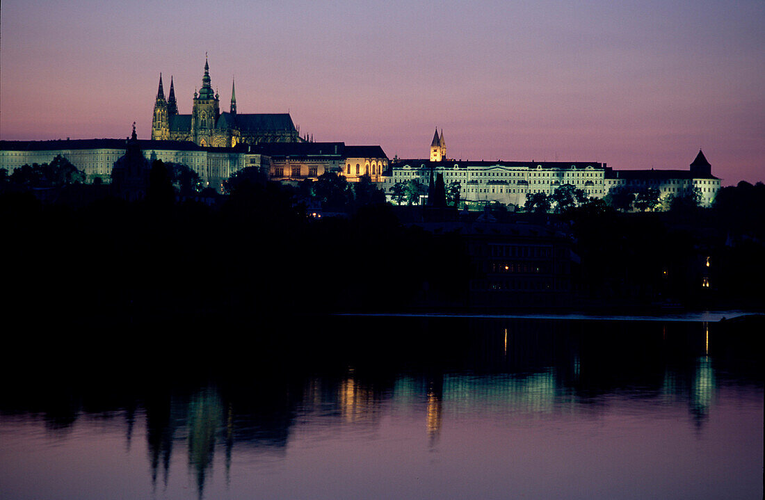 Moldau, Blick auf Kleinseite, mit Hradschin, Prag Tschechien
