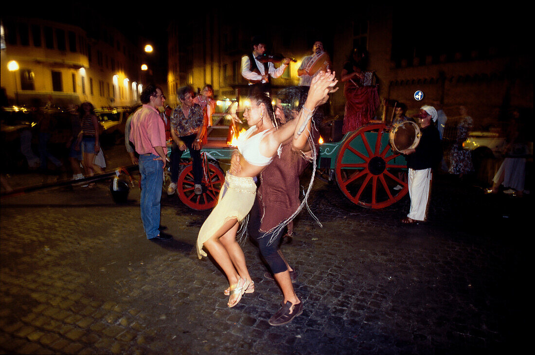 Strassenmusik und Tanz bei Nacht, Rom Italien