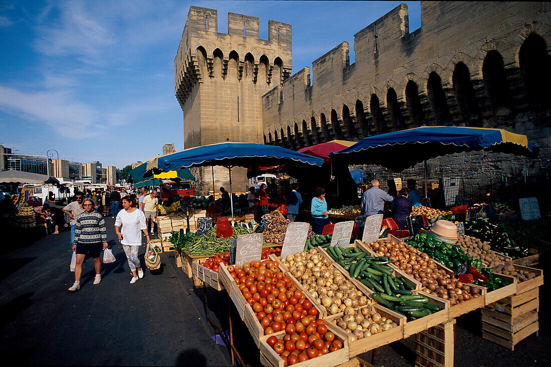 Samstagsmarkt, Stadtmauer, Avignon, Provence, Frankreich