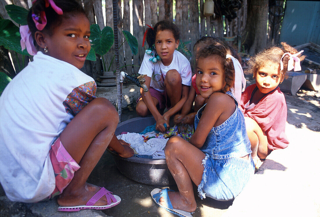 Kinder, Rio Postrer, Provinz, Barahona Dominikanische Republik, Karibik