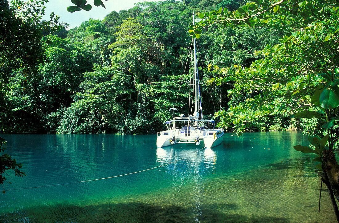Boot in einer Lagune im Sonnenlicht, Blue Lagoon, Port Antonio, Portland, Jamaika, Karibik, Amerika