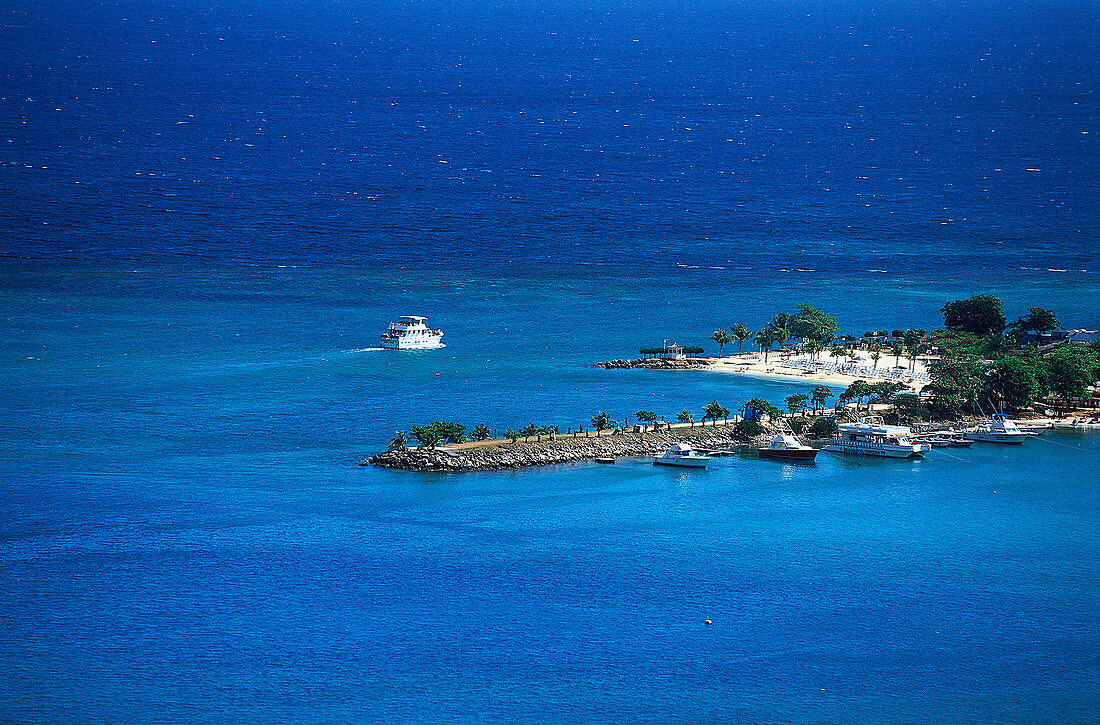 Luftaufnahme von kleinem Strand, Boote und Meer, Turtle Beach, Ochos Rios, St. Ann, Jamaika, Karibik, Amerika