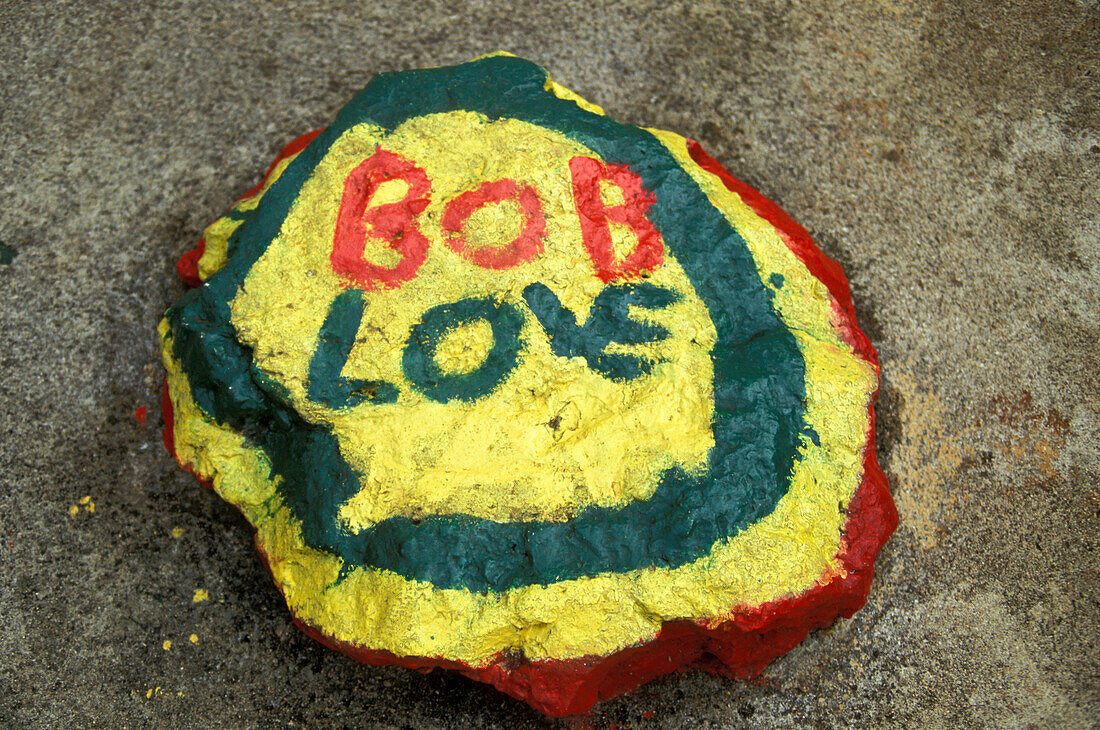 Bemalter Stein, Bob Marley Mausoleum, Nine Mile, St. Ann, Jamaika, Karibik, Amerika