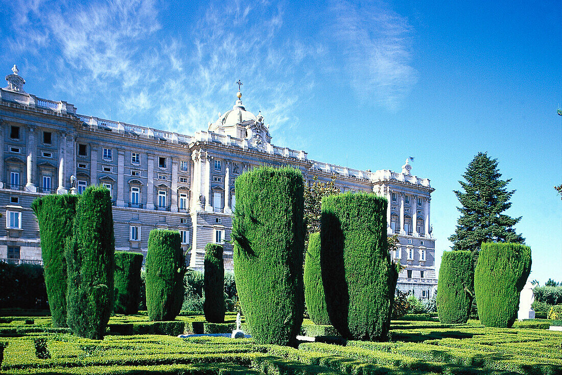 Jardines de Sabatini und Palacio Real im Sonnenlicht, Madrid, Spanien, Europa
