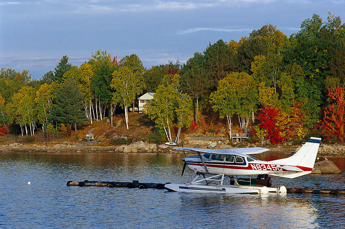 Wasserflugzeug auf dem Ambaisiers Lake vor herbstlichen Bäumen, Maine, USA, Amerika