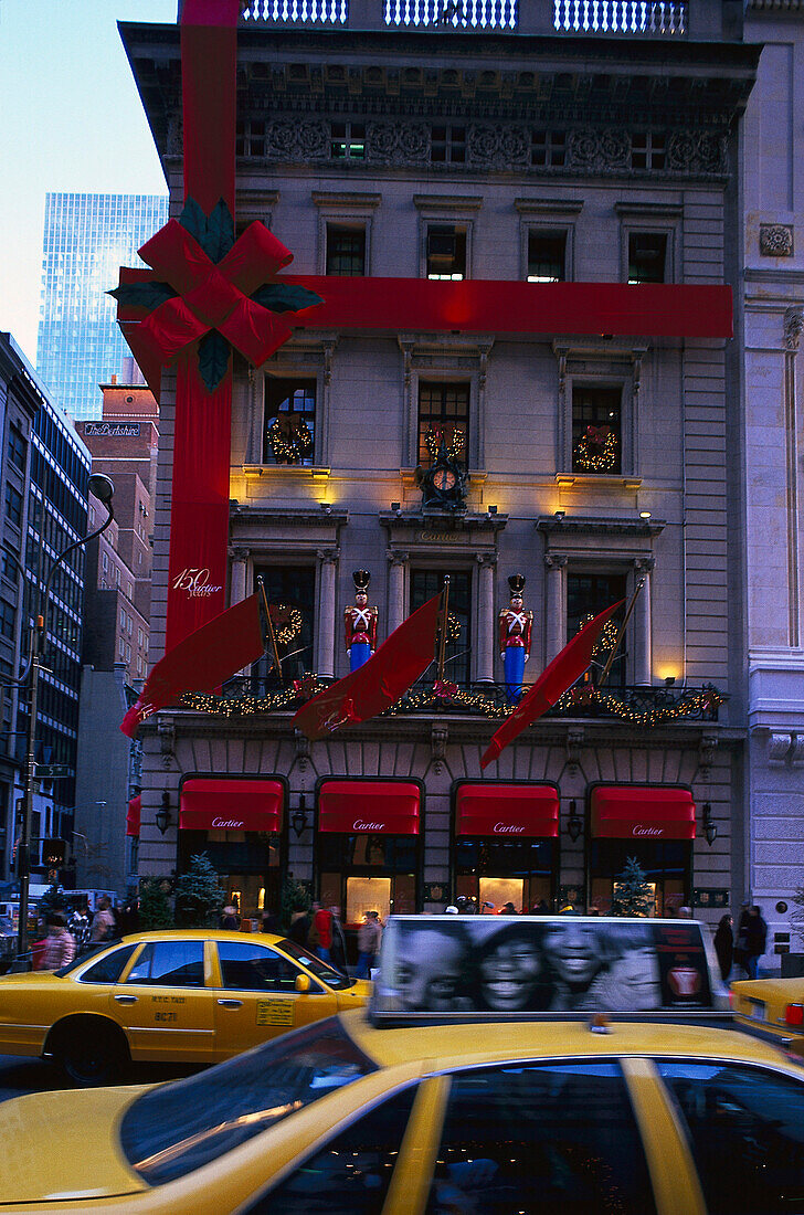 Taxis vor der Weihnachtsdekoration des Juwelierladens Cartier, Manhattan, New York City, USA, Amerika