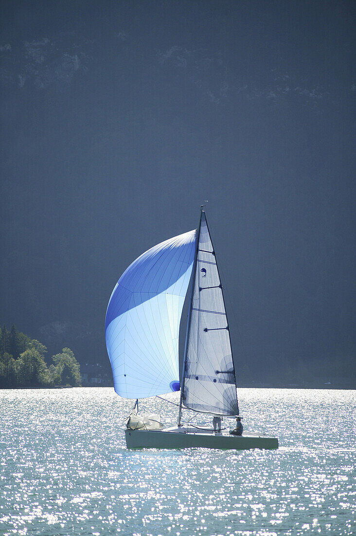 Segelboot auf dem Wolfgangsee, Österreich