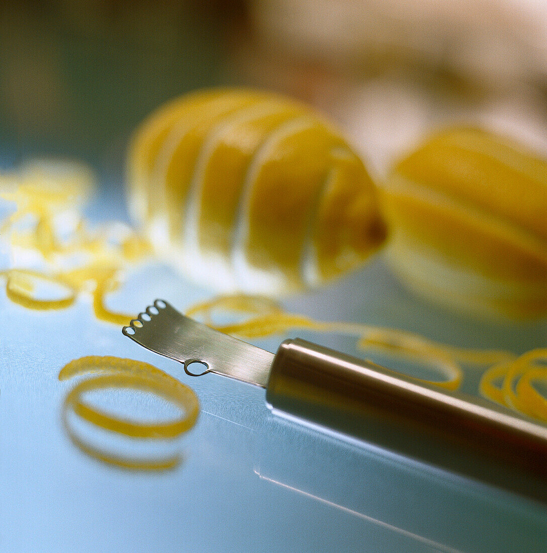 Lemons and lemon peelings