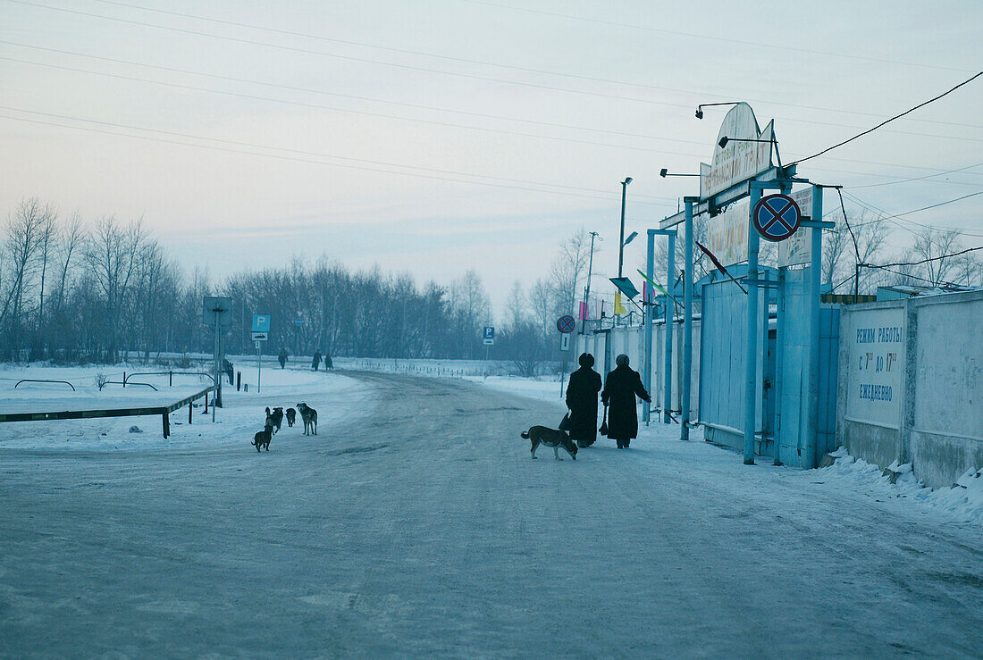Menschen gehen auf der Strasse spazieren, Omsk, Sibirien