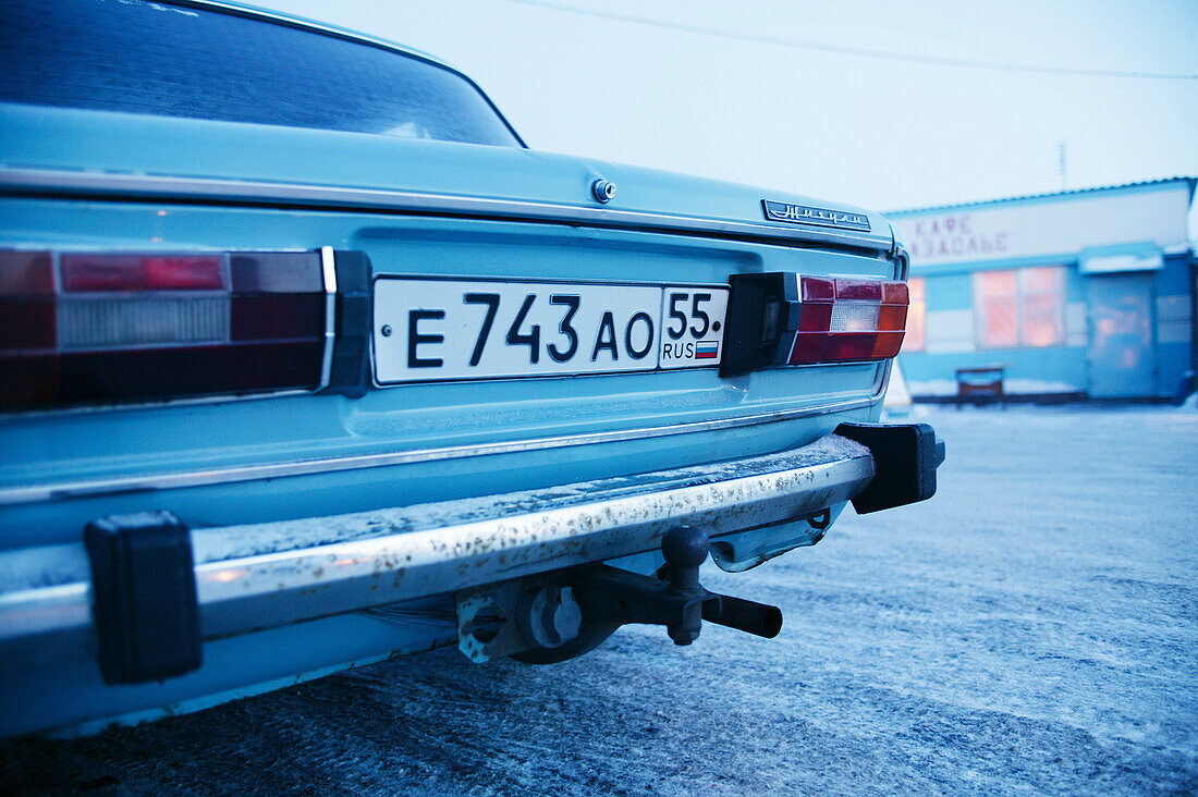 Blick auf das Heck eines parkenden Autos, Omsk, Sibirien