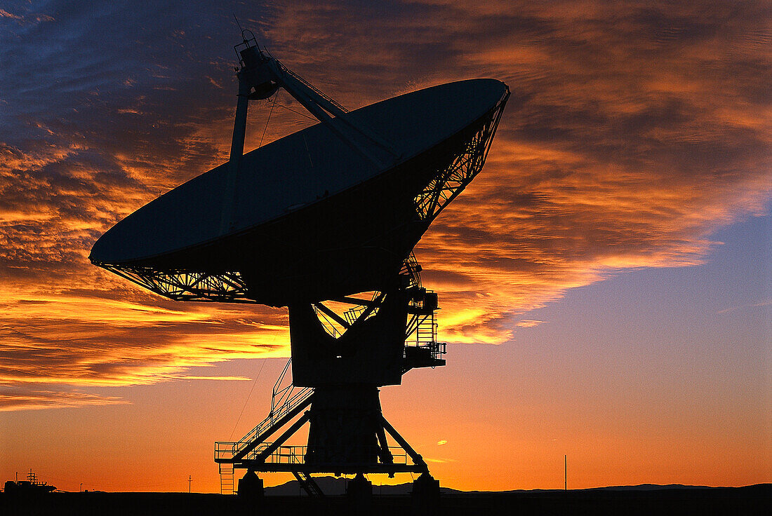 Radioteleskop für astronomische Beobachtungen bei Sonnenuntergang, Very Large Array, VLA, Plains of San Agustin, Socorro, New Mexico, USA