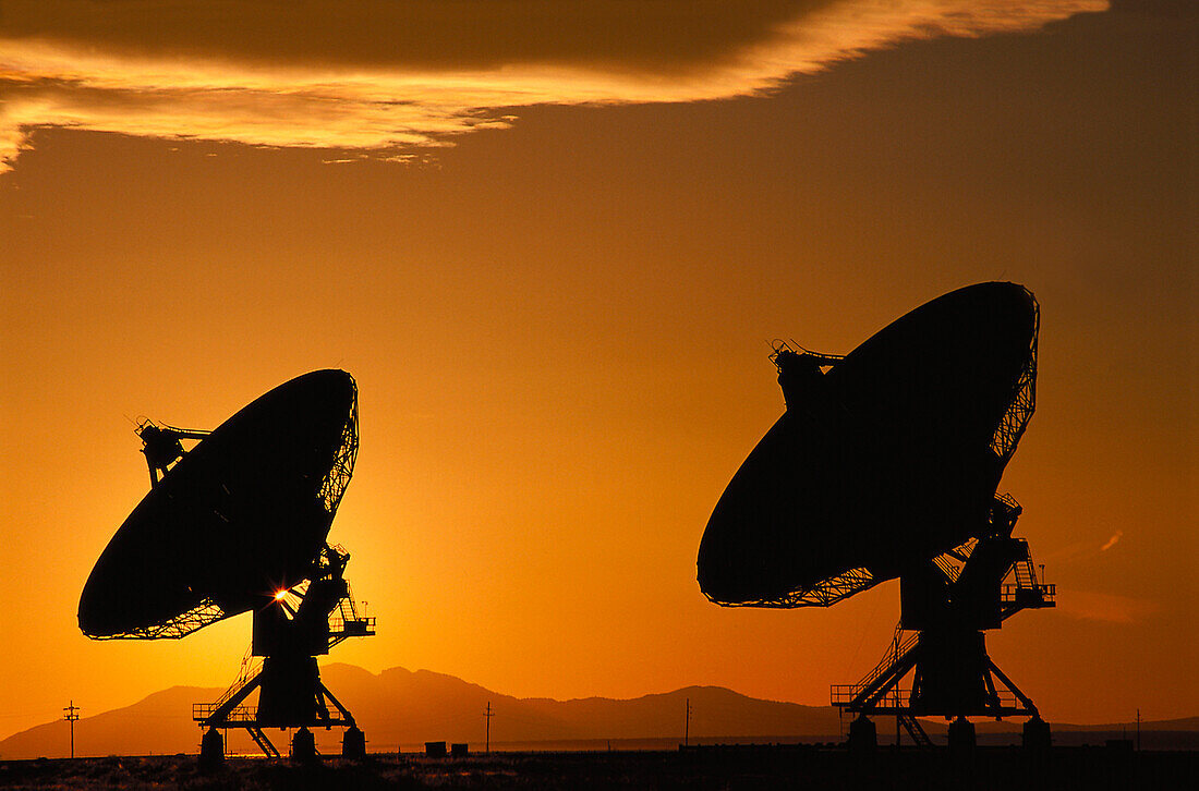 Radioteleskop für astronomische Beobachtungen bei Sonnenuntergang, Very Large Array, VLA, Plains of San Agustin, Socorro, New Mexico, USA