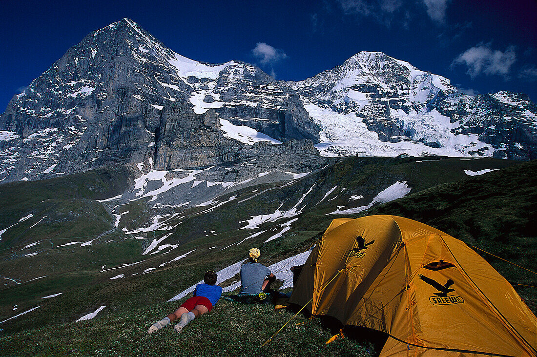 Lager vor Eiger Nordwand, Berner Oberland Schweiz