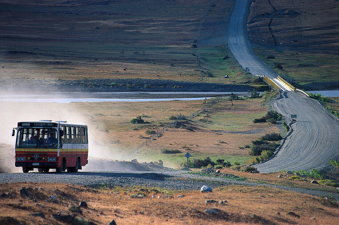 Bus im Torres del Paine National Park, Patagonien, Argentinien