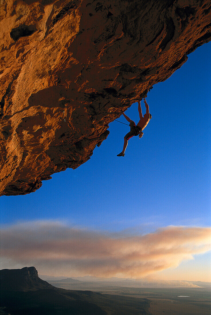 Mann beim Klettern, Freeclimbing, Südafrika