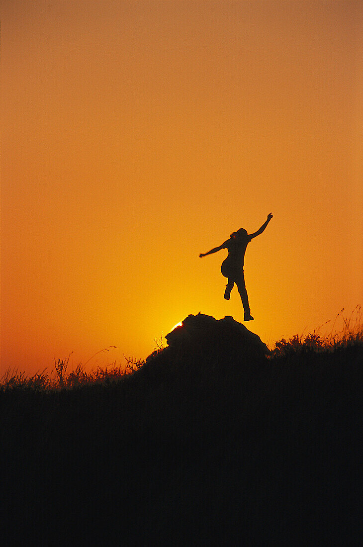 Silhouette einer Frau, Freudenssprung, Südafrika