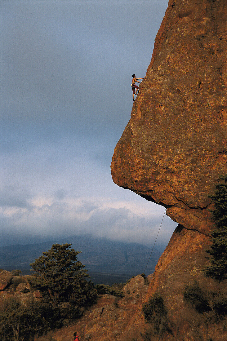 Kletterer an Felswand in Form einer Nase, Swinburne, Südafrika