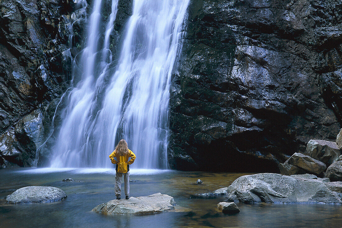 Frau vor Wasserfall, Südafrika