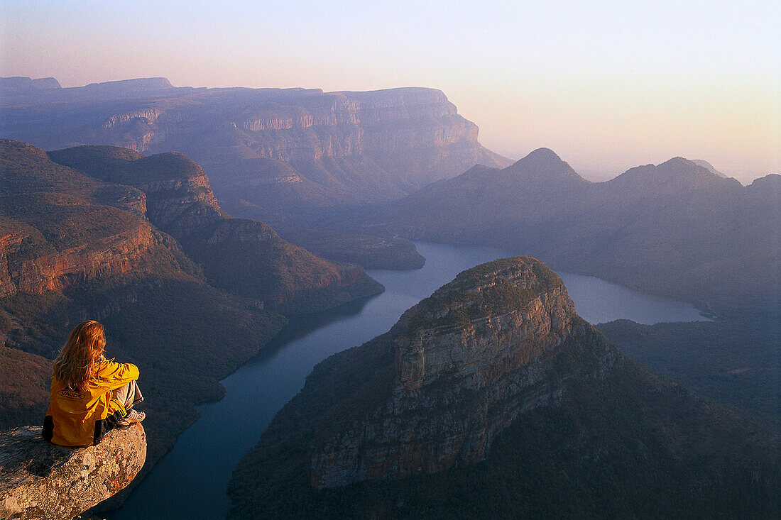 Frau betrachtet den Aussicht, Aussichtspunkt, Blyde River Canyon Nationalpark, Südafrika