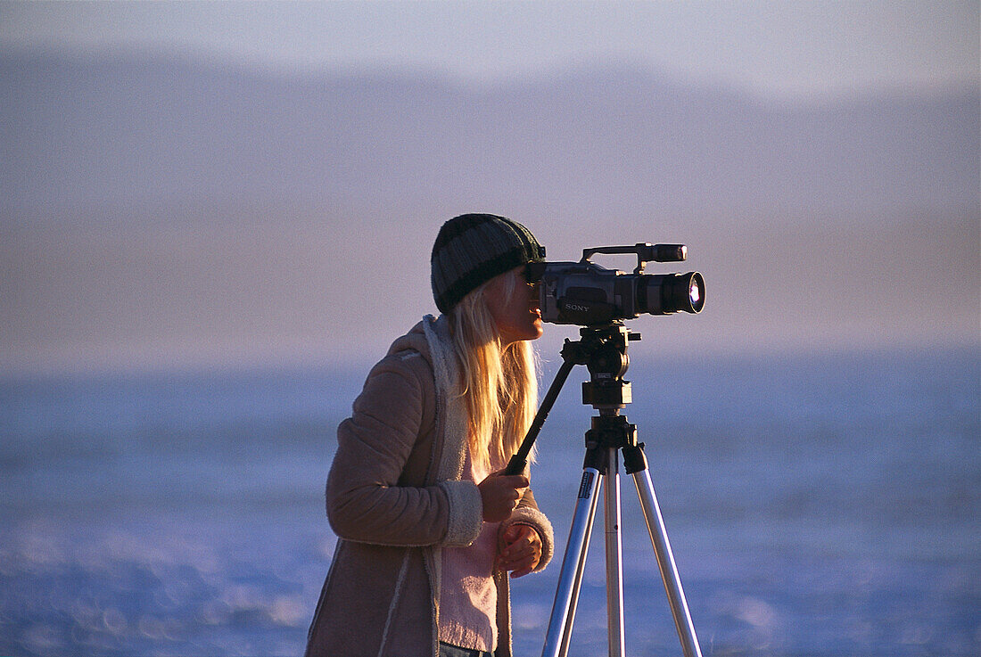 Frau mit Videokamera, Filmen, Südafrika