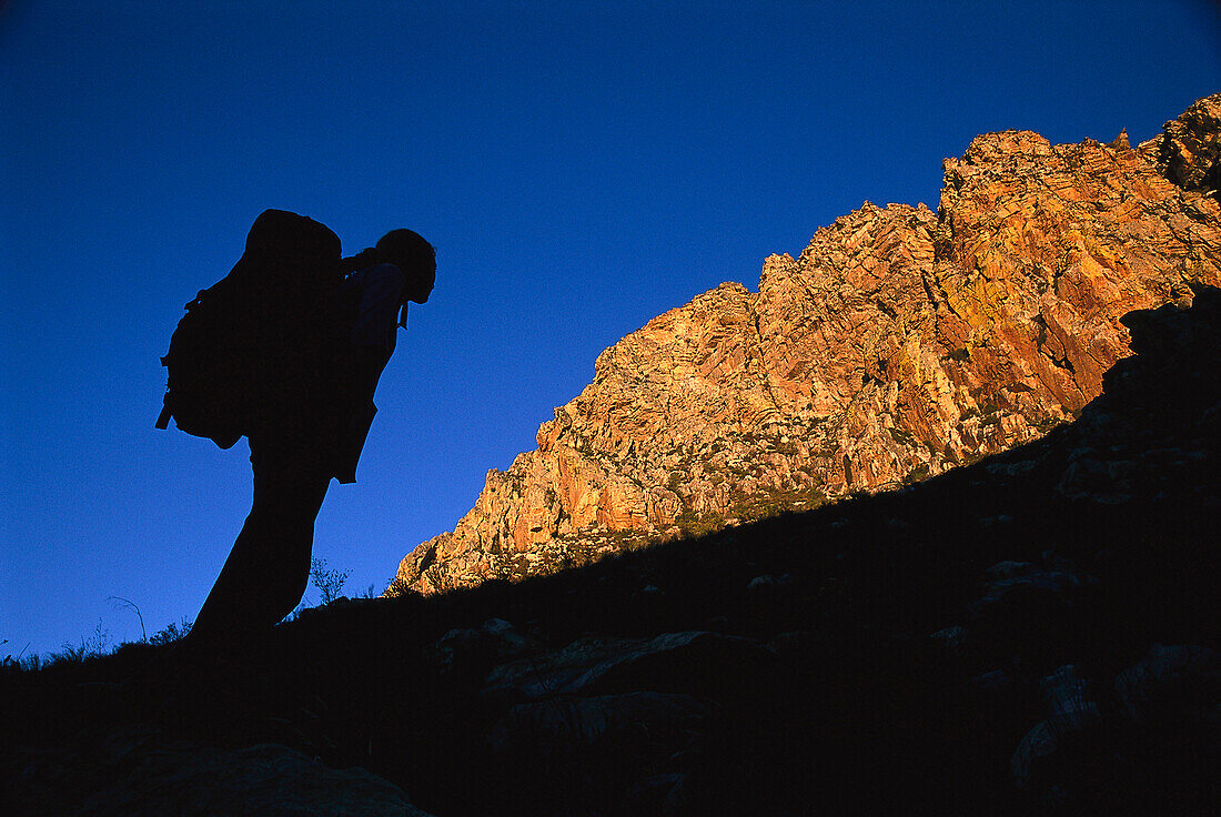 Silhouette einer Frau beim Wandern, Trekking, Südafrika