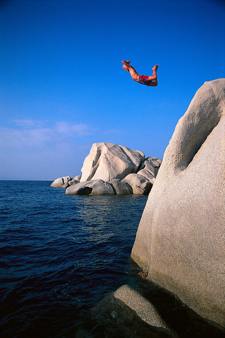 Sprung von Klippe, Capo Testa, Sardinien, Italien