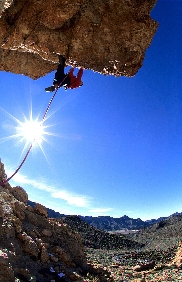 Mann beim Klettern, Überhang, Las Canadas, Teneriffa, Spanien