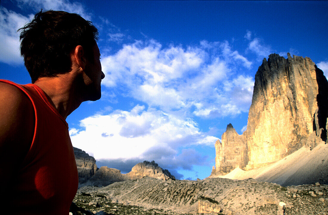 Mann unterwegs zum klettern, Tre Cime, Drei Zinnen, Dolomiten, Südtirol, Italien