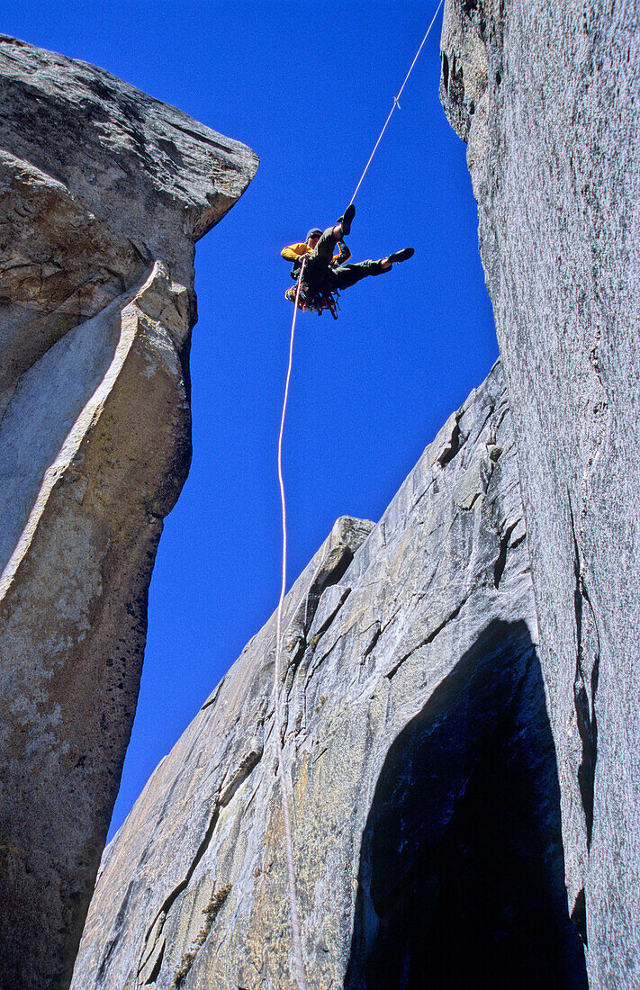 Mann abseilt zur Eingang von Lost Arrow Spire, Big Wall Klettern, Lost Arrow Spire, Yosemite Valley, Kalifornien, USA