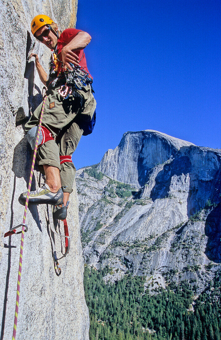 Mann beim Klettern, Techno climbing, South West Face, Big Wall Climbing, Washington Column, Yosemite Valley, Kalifornien, USA
