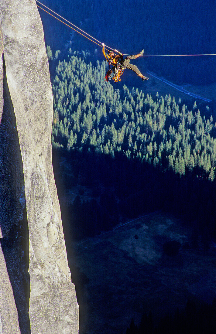 Tyrolean Traverse von Lost Arrow Spire, Big Wall Klettern, Yosemite Valley, Kalifornien, USA