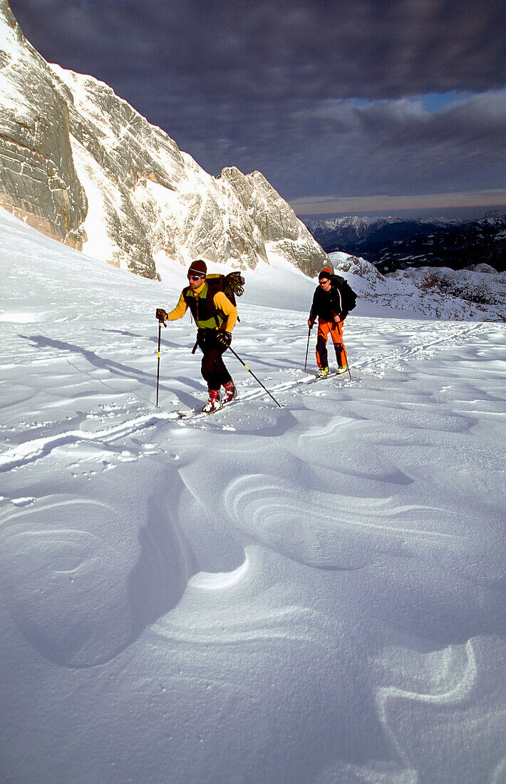 Zwei Männer auf einer Skitour über den Hallstätter Gletscher, Hoher Dachstein, Österreich