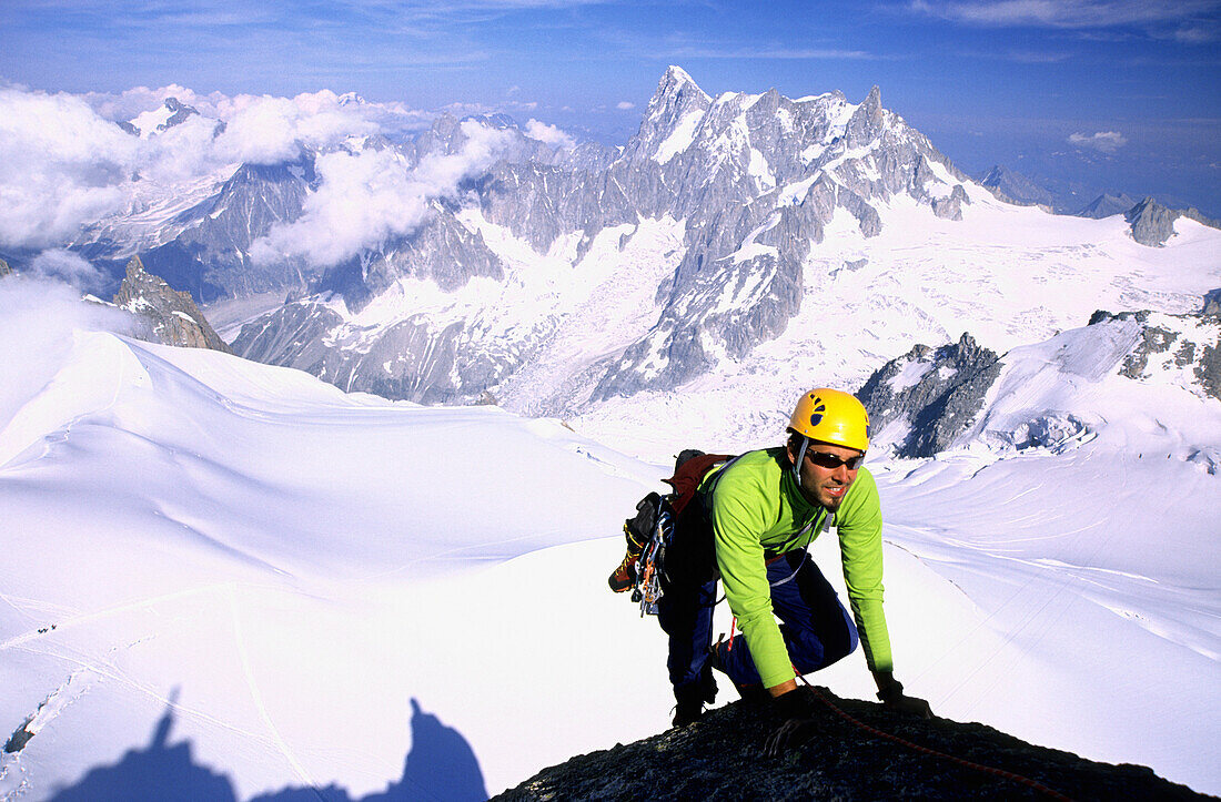 Bergsteiger erklimmt Aiguille du Midi, Mont Blanc-Massiv, Chamonix, Rhone-Alpes, Frankreich