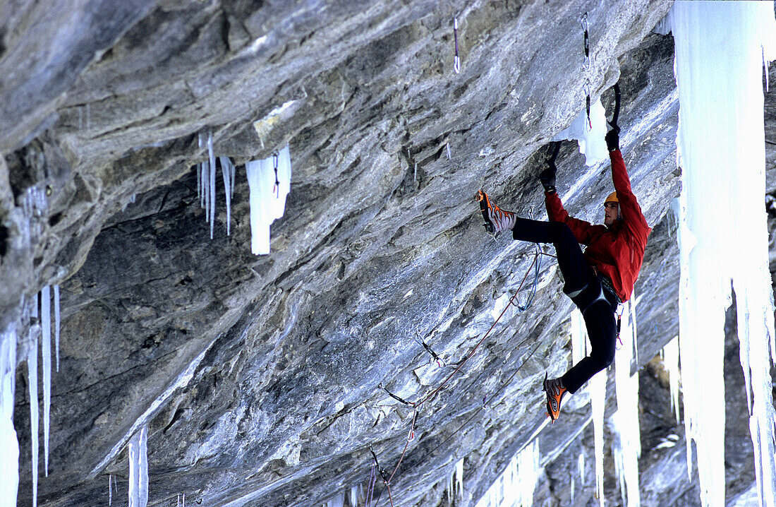 Mann beim Klettern, Mixed Klettern, Vertical Limits M12 Flash, Ueschinen, Kandersteg, Schweiz