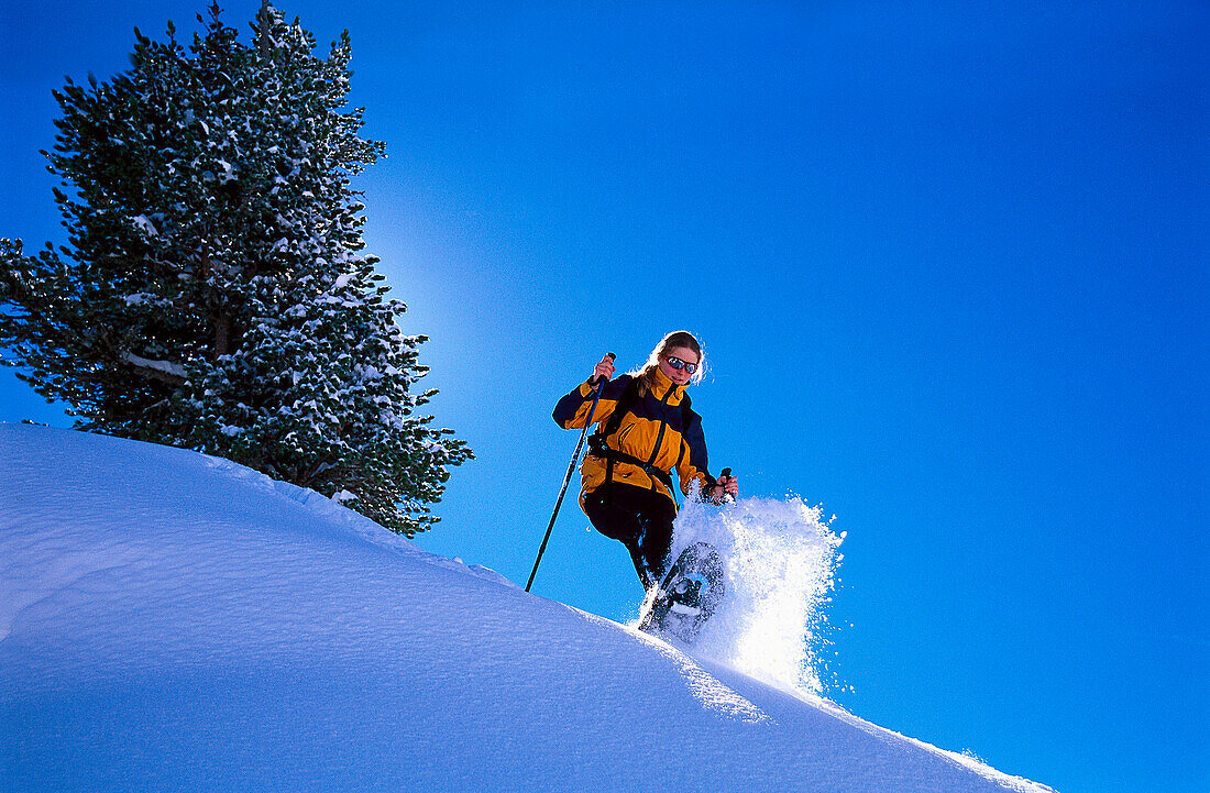 Frau auf einer Schneeschuhwanderung, Kolm-Saigurn, Hohe Tauern, Salzburger Land, Österreich