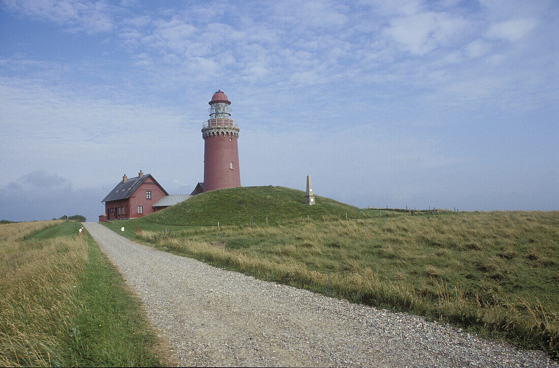 Leuchtturm an einer menschenleeren Landstrasse, Bovbjerg Fyr, Jütland, Dänemark