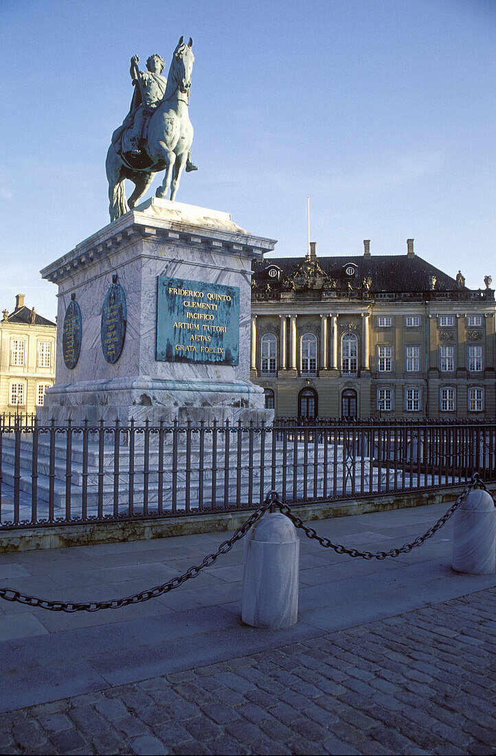 Reiterstatue vor dem Schloss Amalienborg, Kopenhagen, Dänemark