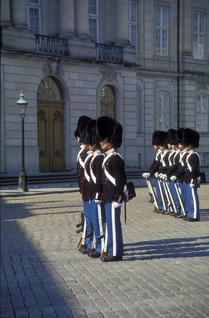Wachen vor Schloss Amalienborg, Kopenhagen, Dänemark, Europa