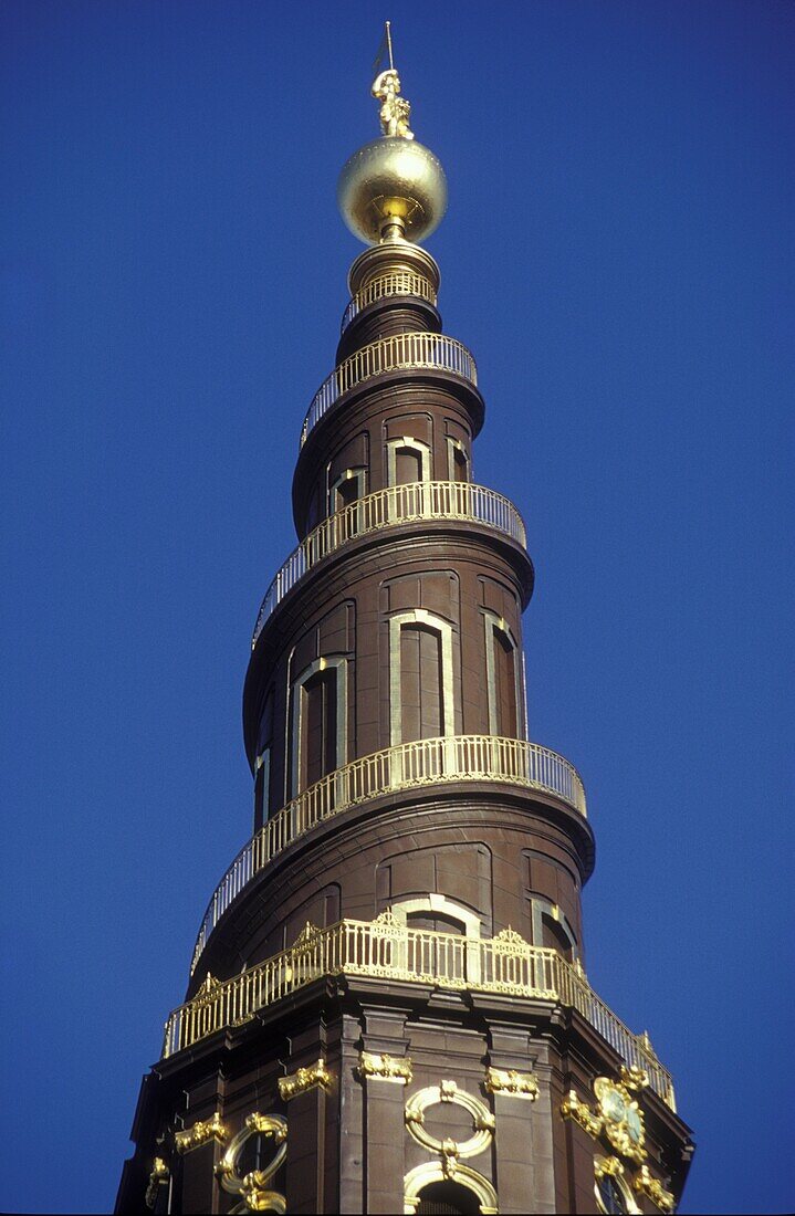 Turm der Vor Frelser Kirche unter blauem Himmel, Kopenhagen, Dänemark, Europa