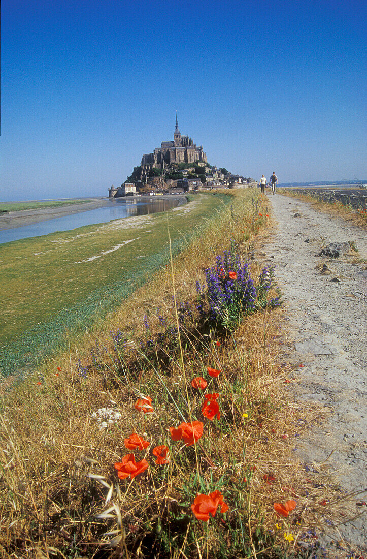 Blick auf Mont Saint Michel unter blauem Himmel, Normandie, Frankreich, Europa